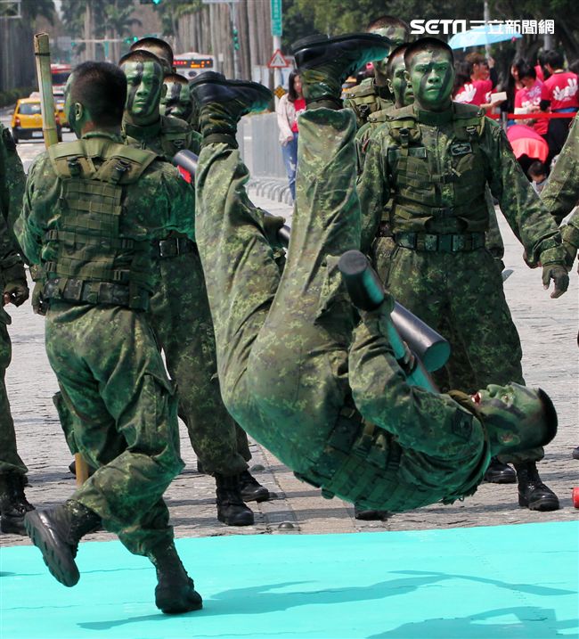 陸軍特戰指揮部戰技隊近身格鬥，展現實戰技巧各個身手矯健，戰技高超在戰場讓敵人心驚膽喪。（記者邱榮吉/攝影）