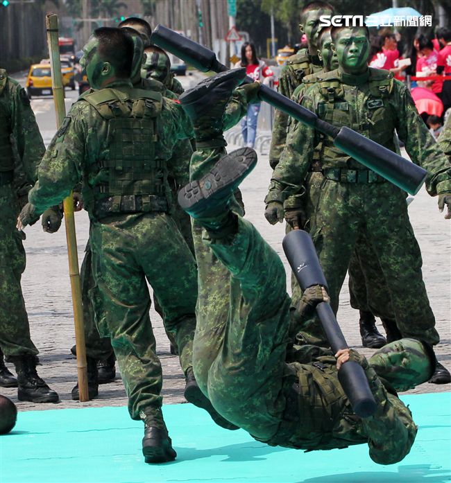 陸軍特戰指揮部戰技隊近身格鬥，展現實戰技巧各個身手矯健，戰技高超在戰場讓敵人心驚膽喪。（記者邱榮吉/攝影）