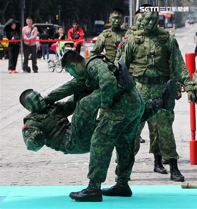 陸軍特戰指揮部戰技隊近身格鬥，展現實戰技巧各個身手矯健，戰技高超在戰場讓敵人心驚膽喪。（記者邱榮吉/攝影）