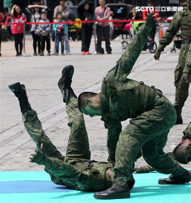 陸軍特戰指揮部戰技隊近身格鬥，展現實戰技巧各個身手矯健，戰技高超在戰場讓敵人心驚膽喪。（記者邱榮吉/攝影）