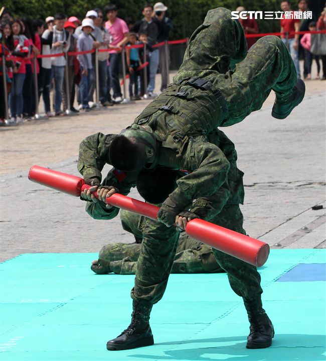 陸軍特戰指揮部戰技隊近身格鬥，展現實戰技巧各個身手矯健，戰技高超在戰場讓敵人心驚膽喪。（記者邱榮吉/攝影）