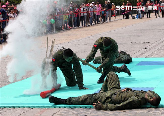 陸軍特戰指揮部戰技隊近身格鬥，展現實戰技巧各個身手矯健，戰技高超在戰場讓敵人心驚膽喪。（記者邱榮吉/攝影）