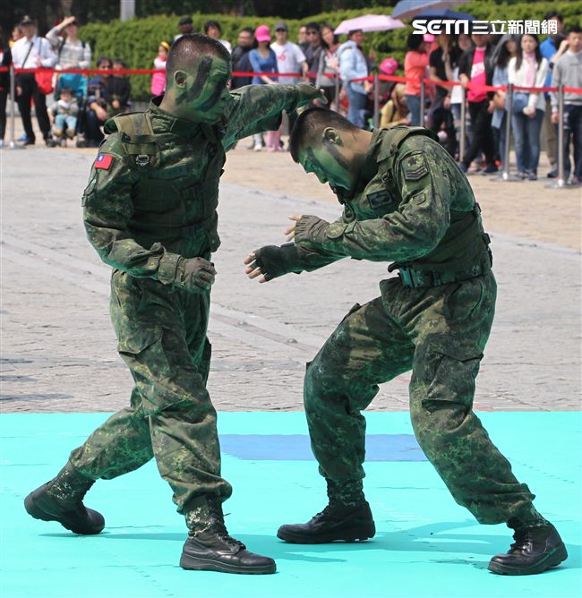 陸軍特戰指揮部戰技隊近身格鬥，展現實戰技巧各個身手矯健，戰技高超在戰場讓敵人心驚膽喪。（記者邱榮吉/攝影）