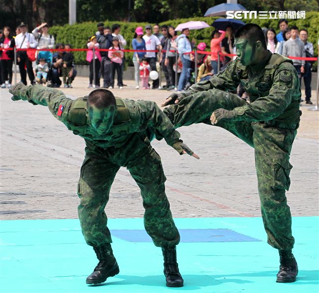 陸軍特戰指揮部戰技隊近身格鬥，展現實戰技巧各個身手矯健，戰技高超在戰場讓敵人心驚膽喪。（記者邱榮吉/攝影）