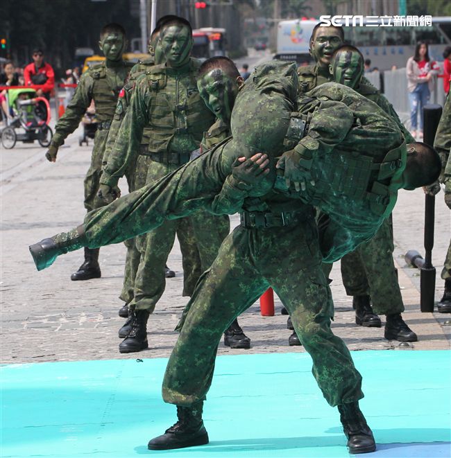陸軍特戰指揮部戰技隊近身格鬥，展現實戰技巧各個身手矯健，戰技高超在戰場讓敵人心驚膽喪。（記者邱榮吉/攝影）