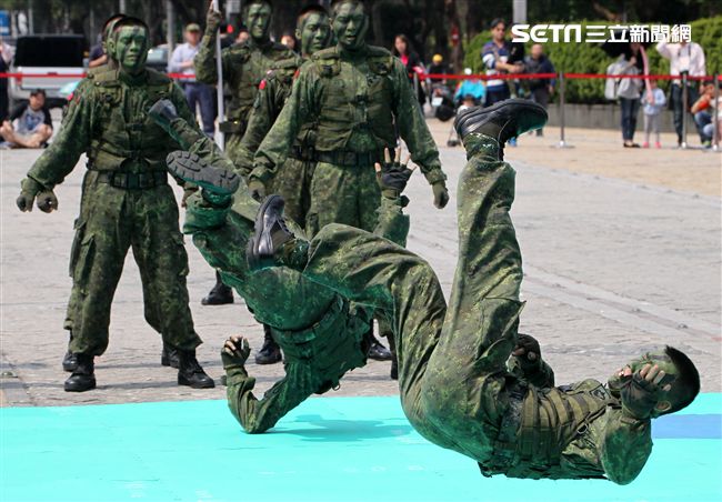 陸軍特戰指揮部戰技隊近身格鬥，展現實戰技巧各個身手矯健，戰技高超在戰場讓敵人心驚膽喪。（記者邱榮吉/攝影）