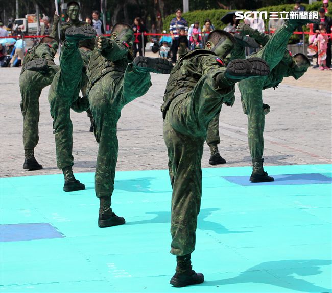 陸軍特戰指揮部戰技隊近身格鬥，展現實戰技巧各個身手矯健，戰技高超在戰場讓敵人心驚膽喪。（記者邱榮吉/攝影）