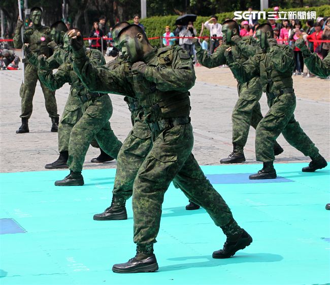 陸軍特戰指揮部戰技隊近身格鬥，展現實戰技巧各個身手矯健，戰技高超在戰場讓敵人心驚膽喪。（記者邱榮吉/攝影）