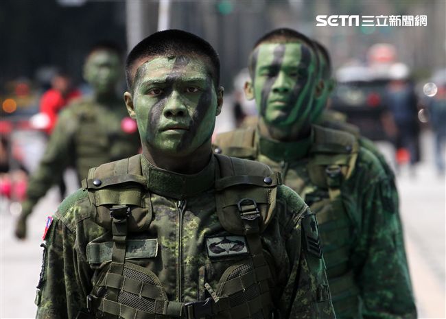 陸軍特戰指揮部戰技隊近身格鬥，展現實戰技巧各個身手矯健，戰技高超在戰場讓敵人心驚膽喪。（記者邱榮吉/攝影）