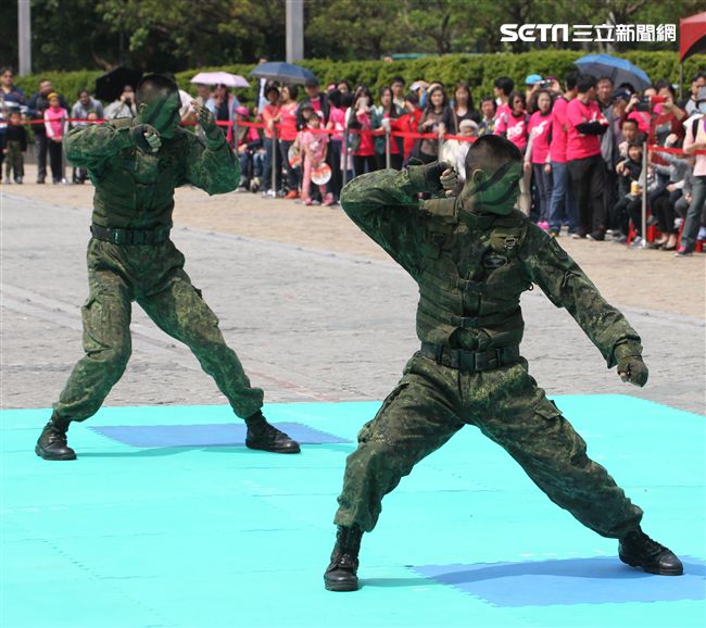 陸軍特戰指揮部戰技隊近身格鬥，展現實戰技巧各個身手矯健，戰技高超在戰場讓敵人心驚膽喪。（記者邱榮吉/攝影）