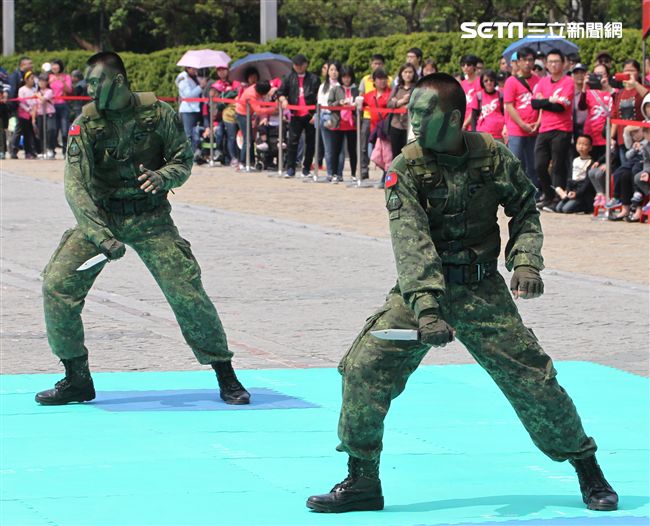 陸軍特戰指揮部戰技隊近身格鬥，展現實戰技巧各個身手矯健，戰技高超在戰場讓敵人心驚膽喪。（記者邱榮吉/攝影）