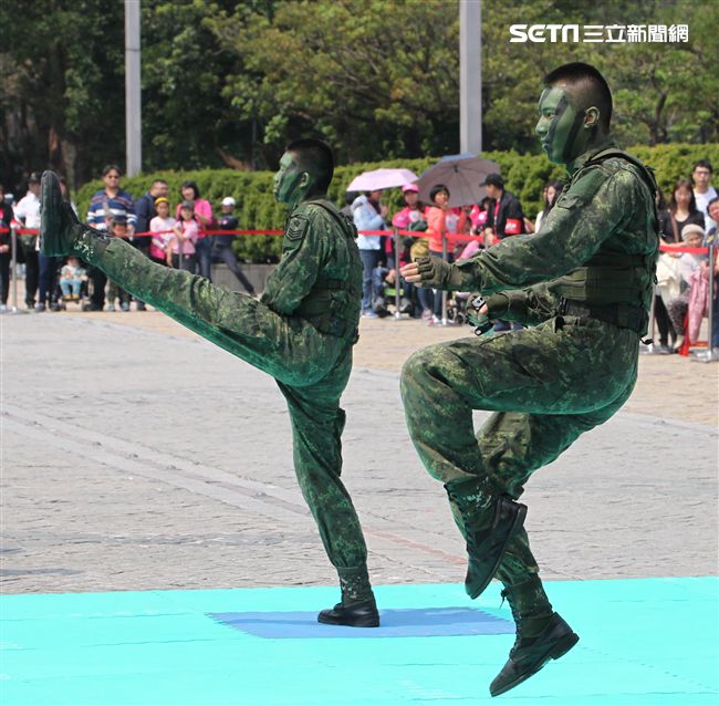 陸軍特戰指揮部戰技隊近身格鬥，展現實戰技巧各個身手矯健，戰技高超在戰場讓敵人心驚膽喪。（記者邱榮吉/攝影）