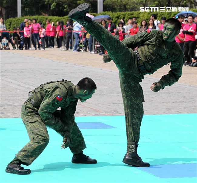 陸軍特戰指揮部戰技隊近身格鬥，展現實戰技巧各個身手矯健，戰技高超在戰場讓敵人心驚膽喪。（記者邱榮吉/攝影）