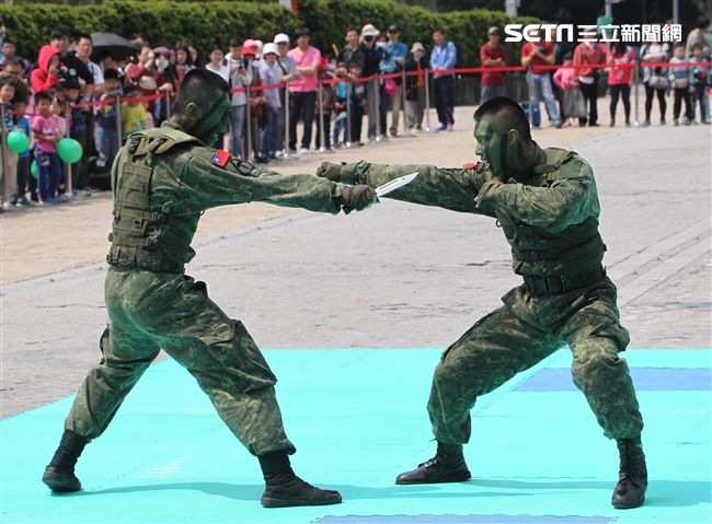 陸軍特戰指揮部戰技隊近身格鬥，展現實戰技巧各個身手矯健，戰技高超在戰場讓敵人心驚膽喪。（記者邱榮吉/攝影）