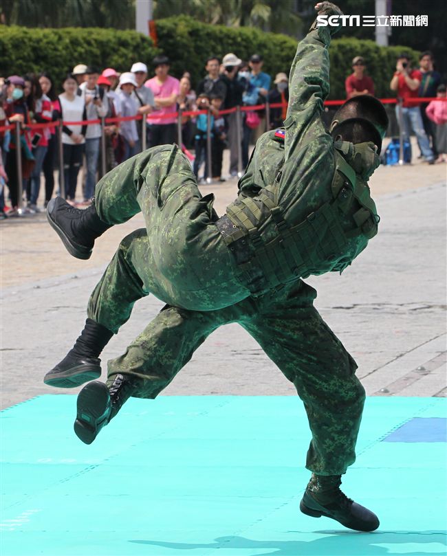 陸軍特戰指揮部戰技隊近身格鬥，展現實戰技巧各個身手矯健，戰技高超在戰場讓敵人心驚膽喪。（記者邱榮吉/攝影）