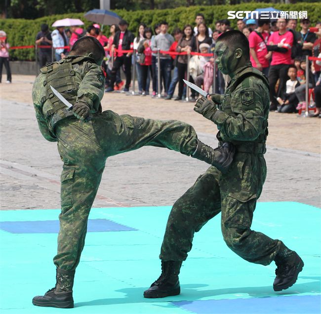 陸軍特戰指揮部戰技隊近身格鬥，展現實戰技巧各個身手矯健，戰技高超在戰場讓敵人心驚膽喪。（記者邱榮吉/攝影）