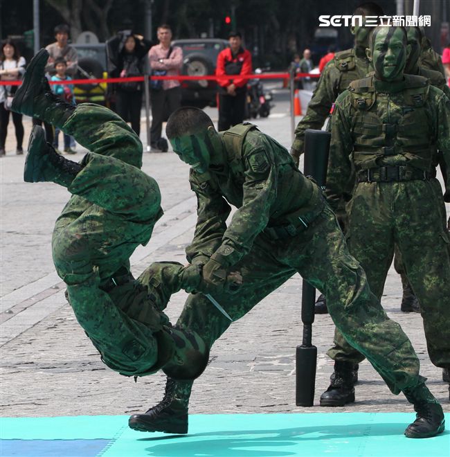陸軍特戰指揮部戰技隊近身格鬥，展現實戰技巧各個身手矯健，戰技高超在戰場讓敵人心驚膽喪。（記者邱榮吉/攝影）