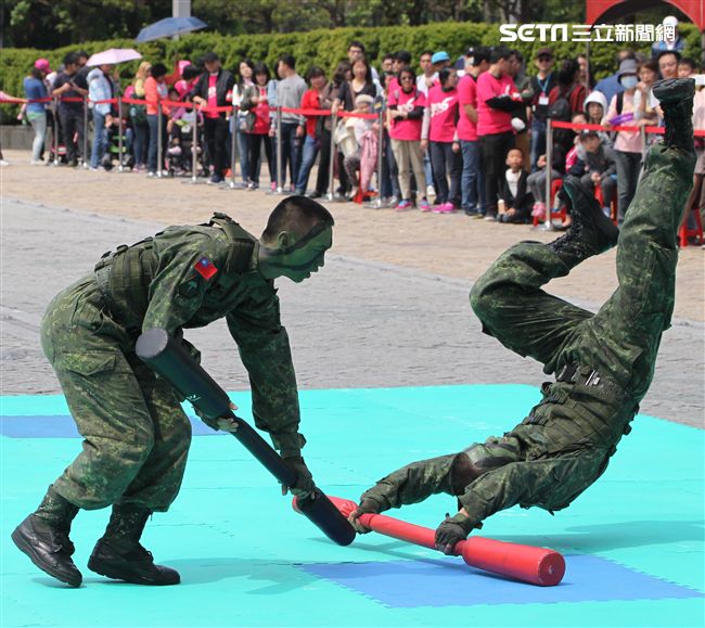 陸軍特戰指揮部戰技隊近身格鬥，展現實戰技巧各個身手矯健，戰技高超在戰場讓敵人心驚膽喪。（記者邱榮吉/攝影）