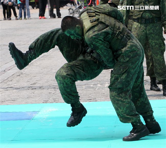陸軍特戰指揮部戰技隊近身格鬥，展現實戰技巧各個身手矯健，戰技高超在戰場讓敵人心驚膽喪。（記者邱榮吉/攝影）