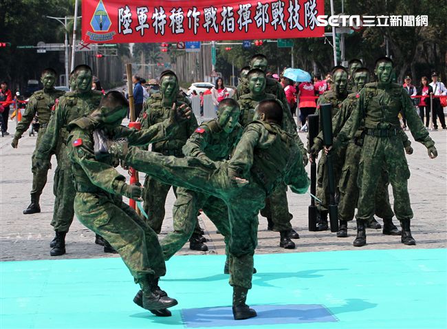 陸軍特戰指揮部戰技隊近身格鬥，展現實戰技巧各個身手矯健，戰技高超在戰場讓敵人心驚膽喪。（記者邱榮吉/攝影）