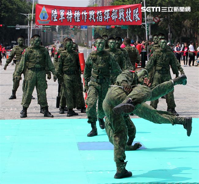 陸軍特戰指揮部戰技隊近身格鬥，展現實戰技巧各個身手矯健，戰技高超在戰場讓敵人心驚膽喪。（記者邱榮吉/攝影）