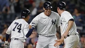 ▲洋基Ronald Torreyes (74)、 Aaron Judge與Chase Headley (12)8局在回本壘得分後擊掌慶賀 。（圖／美聯社／達志影像）