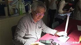 醫師吳佩昌表示，右撇子者應將檯燈放在書桌左前方，左撇子則是擺放在右前方。（圖／記者馮珮汶攝）