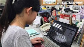 消基會抽驗賣場護眼檯燈。（圖／記者馮珮汶攝）