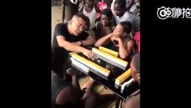 麻將前進非洲？孩童圍觀吃牌喊EAT_微信上的中國