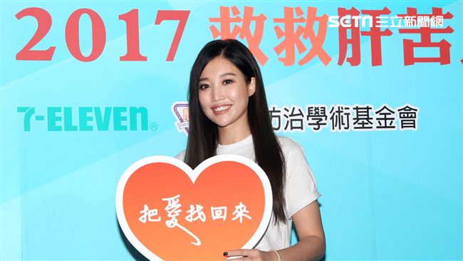 A-Lin示愛小心肝　帶女兒做公益