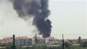 飛機突墜葡萄牙郊區超市停車場（圖／翻攝自推特）　