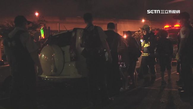 男心情差反鎖車內　家屬車外拍窗苦勸