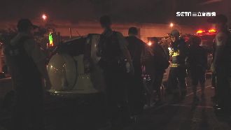 男心情差反鎖車內　家屬車外拍窗苦勸