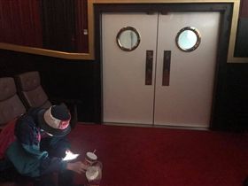 網友看電影，散場後，出口遭反鎖！（圖／翻攝爆料公社）