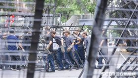 反年金改革，立法院圍城，拒馬 圖／記者林敬旻攝