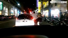 陌生少年執意上車惹怒李姓車主，遭出腳狠踹。（圖／翻攝畫面）