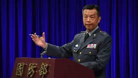 國防部發言人陳中吉18日在國防部記者會宣布，國軍將在5月舉行「漢光33號演習」，演習區分「聯戰電腦兵棋推演」、「實兵演練」，落實全方位戰備整備。中央社記者王飛華攝 106年4月18日
