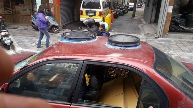 潮！阿伯自製車子天窗長這樣...
