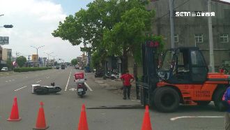 婦人撞堆高機牙叉　360度翻轉摔地