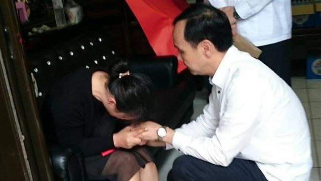 資深警猝死　朱立倫前往住處捻香慰問