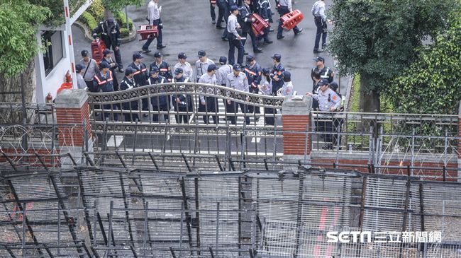 圖／拒馬蛇籠一層層…立院變監獄了