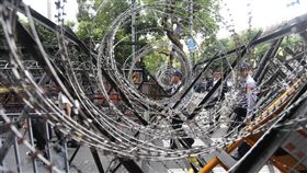 立法院19日審查公務人員退休撫卹法草案，為防止抗議民眾，立院18日周邊架起重重拒馬與蛇籠，將立法院團團圍住，只留下兩個出入口方便人員進出，戒備森嚴。／中央社