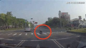 斑馬線走一半竟坐　害駕駛急閃險釀災