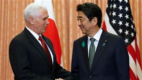 美國副總統彭斯（左）在東京與日本首相安倍晉三會面（圖／路透社／達志影像）