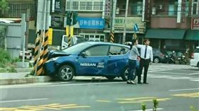 離車廠不到百公尺　試乘車撞桿被「賀成交」、新竹(圖/翻攝自小老婆汽機車資訊網臉書)