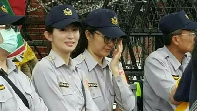 夜宿圍城一道光芒　警界林志玲守立院