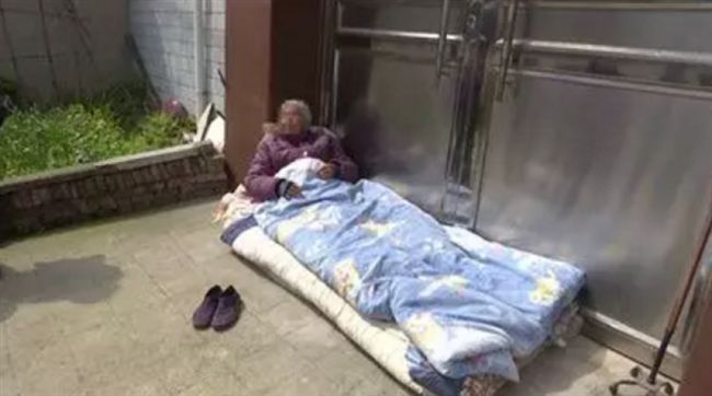 喬不攏生活費遭兒趕　八旬老婦睡家門
