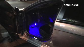 誤踩油門倒車暴衝　駕駛摔出車外3傷