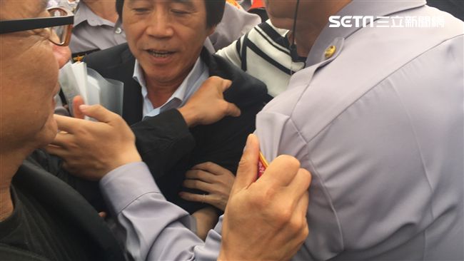 北市副市長到立法院　遭推擠撞拒馬