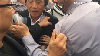 北市副市長到立法院　遭推擠撞拒馬